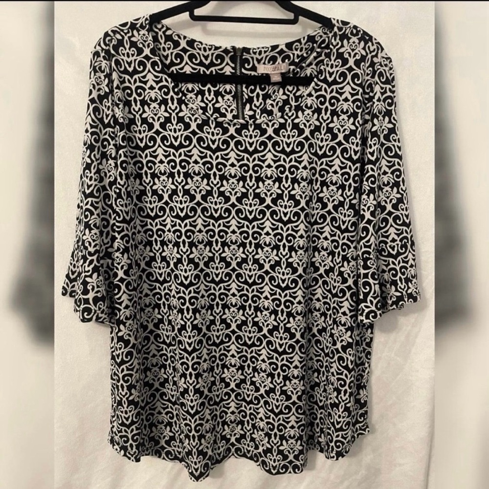 Roz & Ali Black and White Top